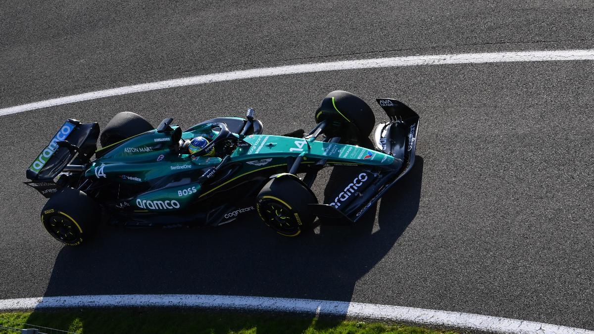 Fernando Alonso, al volante del Aston Martin AMR24 en Silverstone