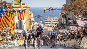 Dorian Godon supera a Remco Evenepoel en la victoria por la primera etapa de la Volta, en Sant Feliu de Guíxols