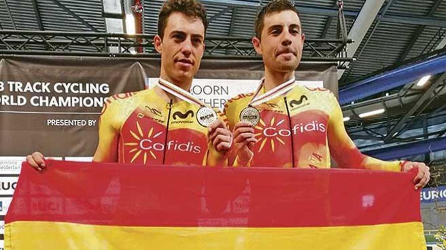 Albert Torres y Sebastián Mora muestran sus medallas de plata logradas ayer en el velódromo de la ciudad holandesa de Apeldoorn.