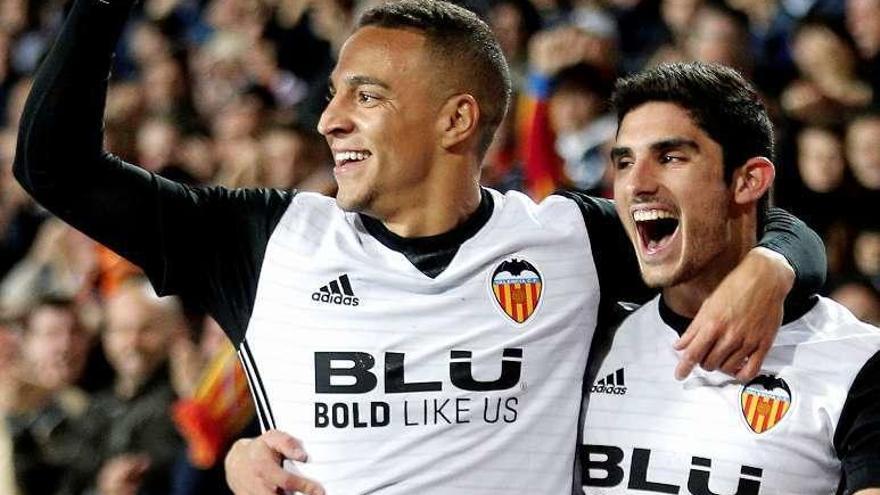 Rodrigo celebra su gol al Espanyol con Gonçalo Guedes. // Efe