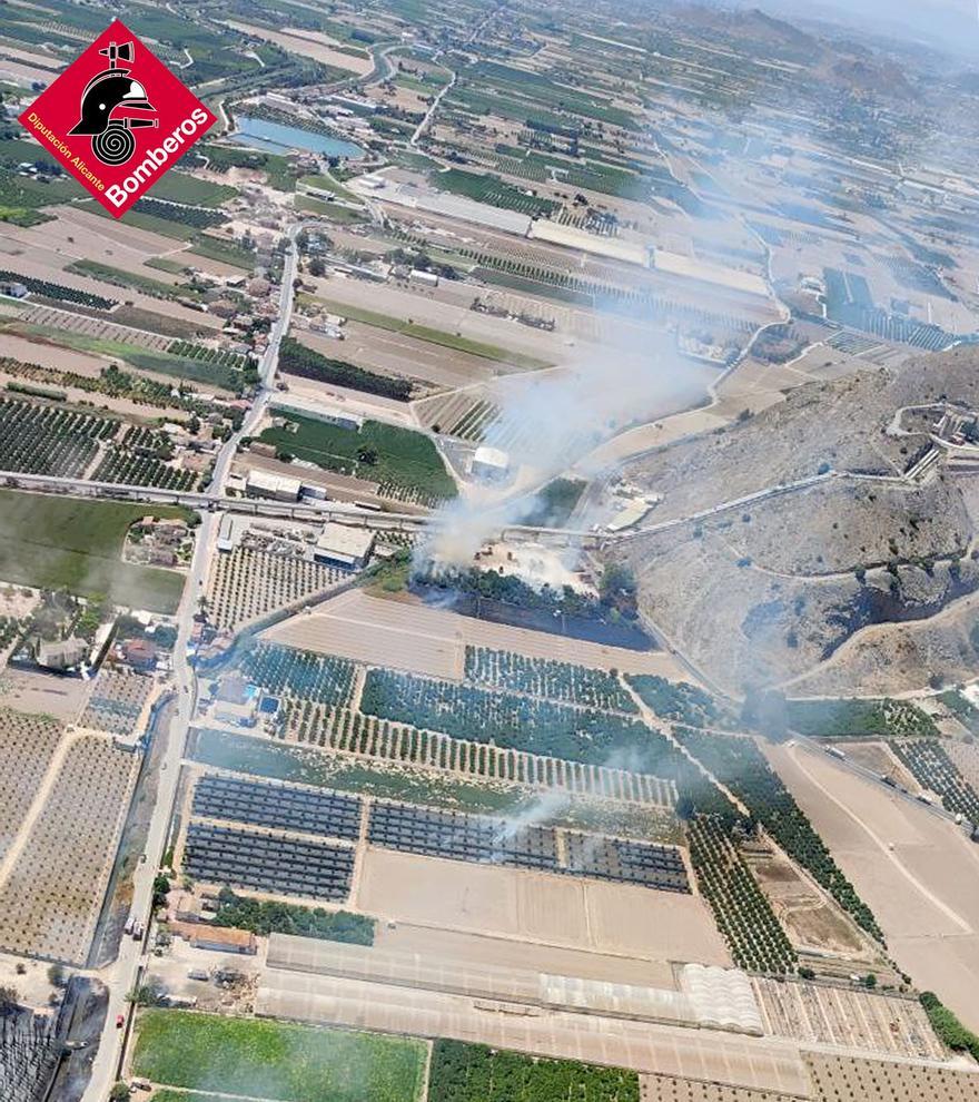 Vista aérea de la zona del incendio entre la carretera y la sierra de Orihuela