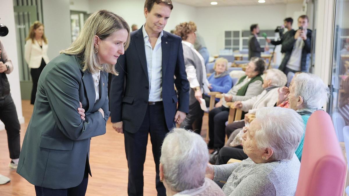 La consellera de Drets Socials conversa amb usuaris del centre de Breda.