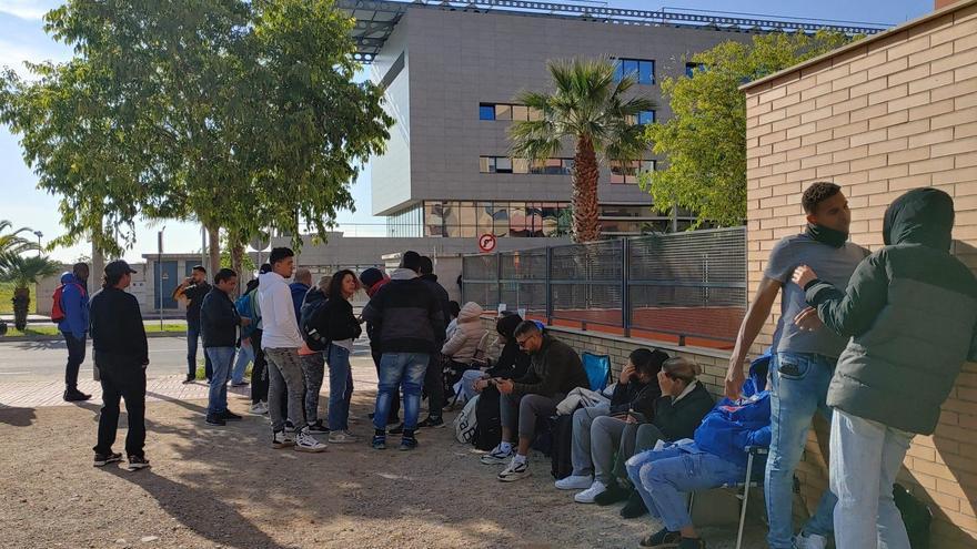 Colas en extranjería en Castellón: &quot;Hay gente que lleva 15 días haciendo fila para que no le quiten el puesto&quot;