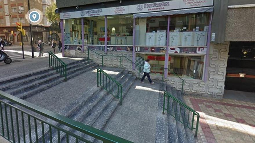 Uno de los agentes fue empujado por el detenido por estas escaleras de la urbanización de Parque Roma, en Zaragoza.
