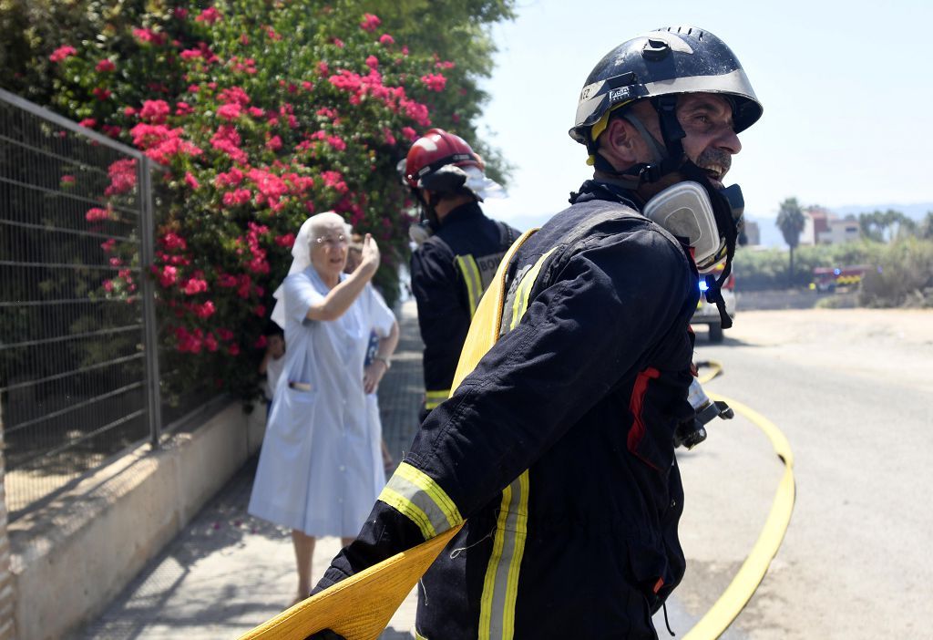 Las imágenes del incendio que ha obligado a desalojar un convento en Guadalupe