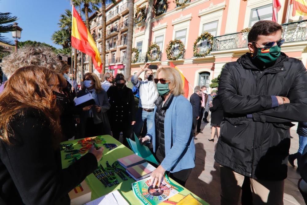 Más de un centenar de personas arropa a Vox en Murcia un acto en defensa de la Constitución