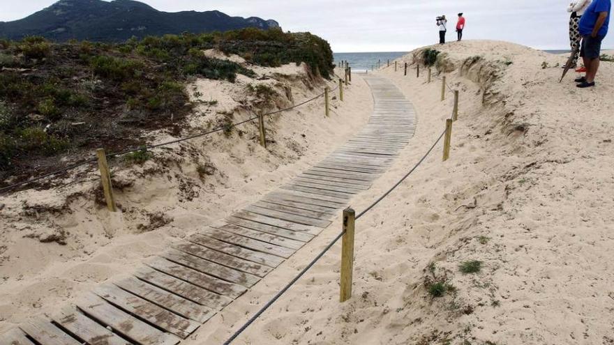 Aspecto de la pasarela de la playa de Salvé, en Laredo, lugar del suceso.