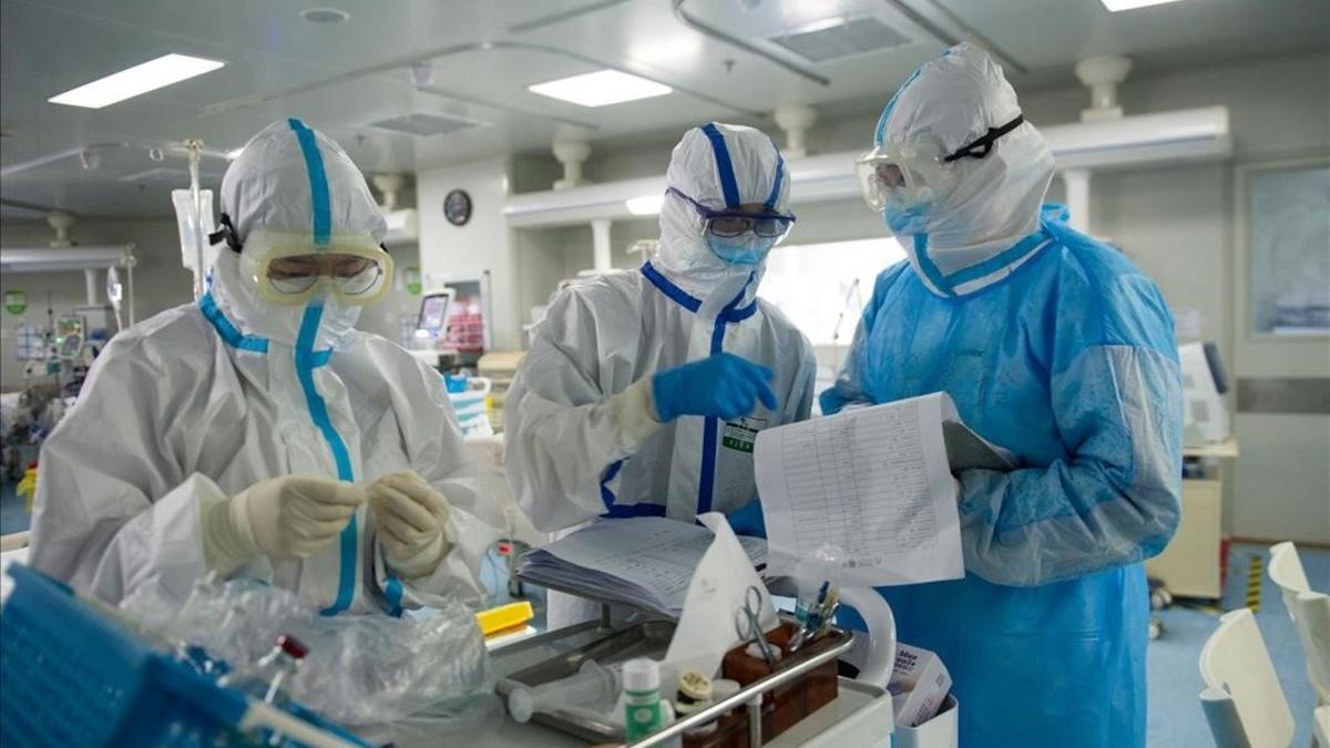 Médicos en el hospital de Wuhan.