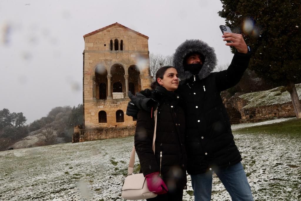 EN IMÁGENES: La borrasca Juliette lleva la nieve casi hasta la costa en Asturias