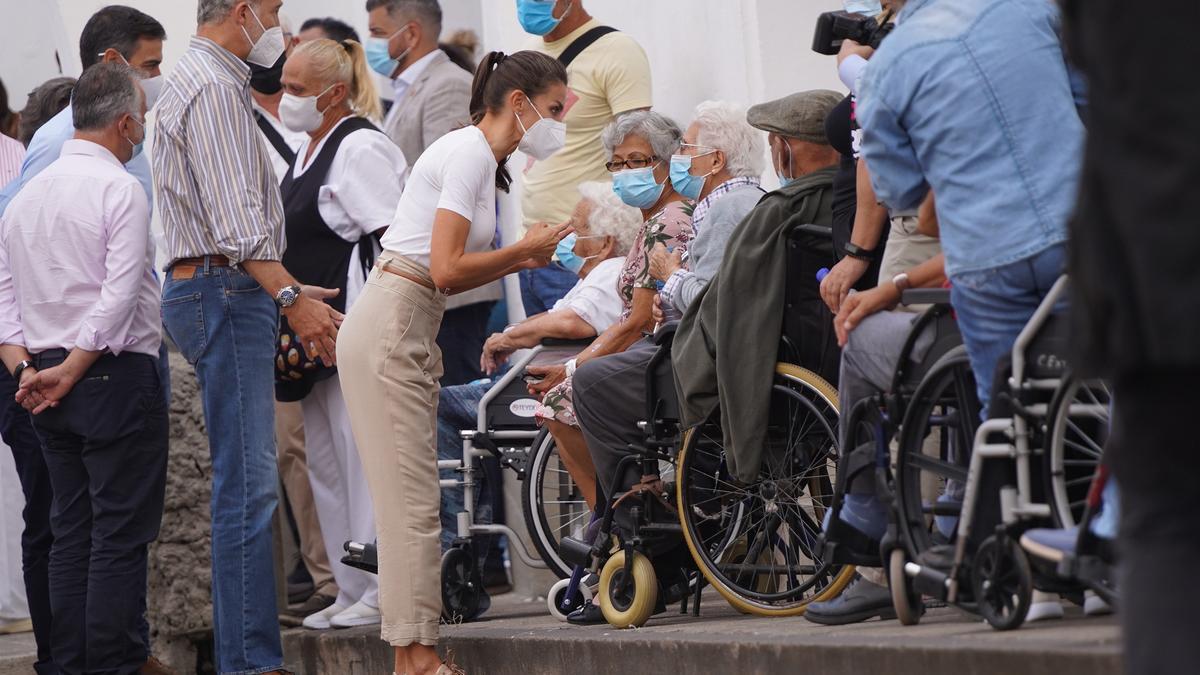 Los Reyes visitan el acuartelamiento del Fuerte donde se encuentran parte de las personas desalojadas tras la erupción del volcán en La Palma.