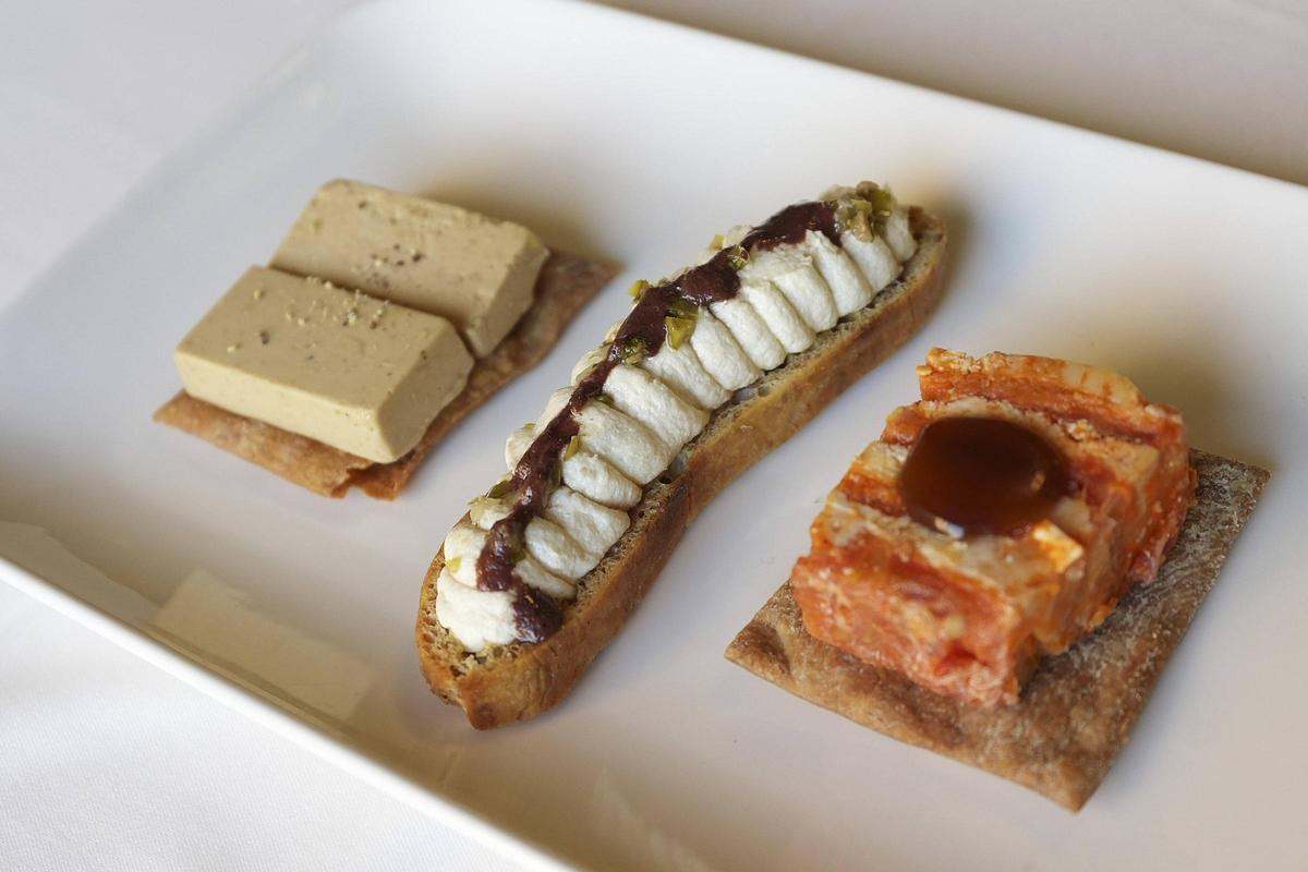 D'esquerra a dreta: foie tradicional amb sal pebre i armengnac, coca amb brandada de bacallà, i mallorqui de sobrassada i formatge de cabra amb mel.