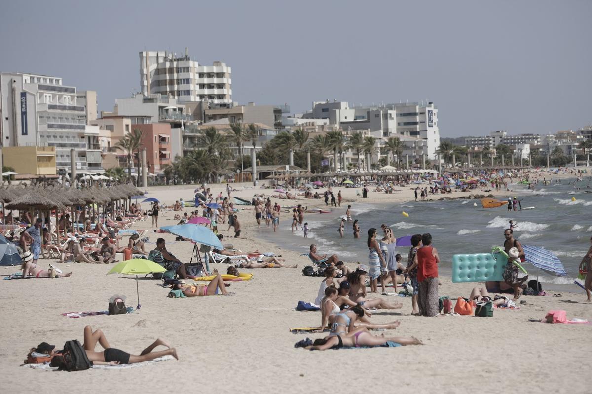 La AECC pide que se prohiba fumar en las playas