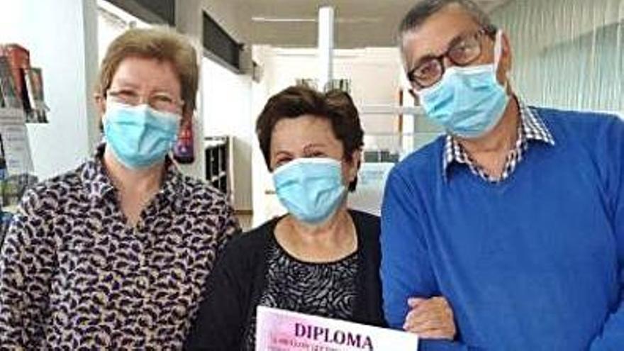 María Cristina Alfaya, en el centro, con su diploma.