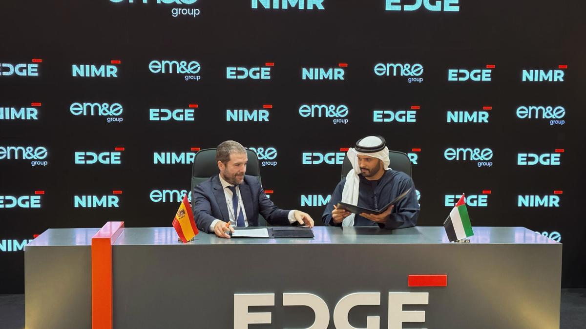El presidente de EM&E Group Javier Escribano, a la izquierda, y Khaled Ahmed al Zaabi de EDGE, matriz de Nmir.