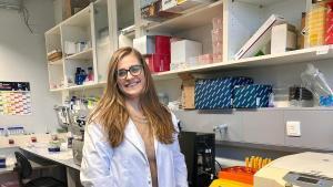 La investigadora del CiMUS, Andrea López López, es la segunda autora de un estudio que sugiere un cambio de paradigma en la comprensión de enfermedades como la Esclerosis Múltiple, el Alzhéimer ou el Parkinson.