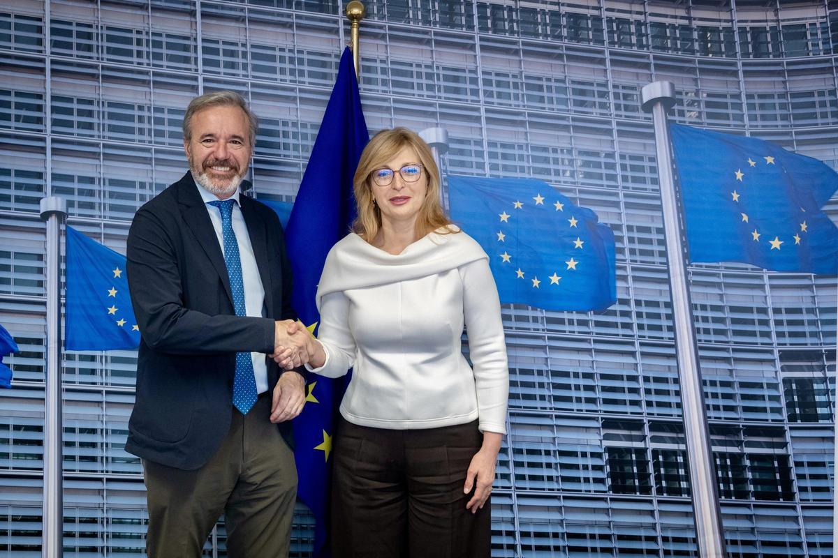 El presidente del Gobierno de Aragón, Jorge Azcón, junto a la comisaria europea de Startups, Investigación e Innovación, Ekaterina Zaharieva.