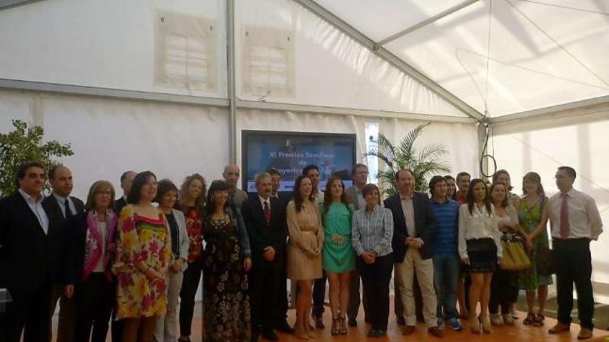Responsables de los proyectos finalistas, junto a autoridades, ayer, en la Ciudad Tecnológica de Valnalón.