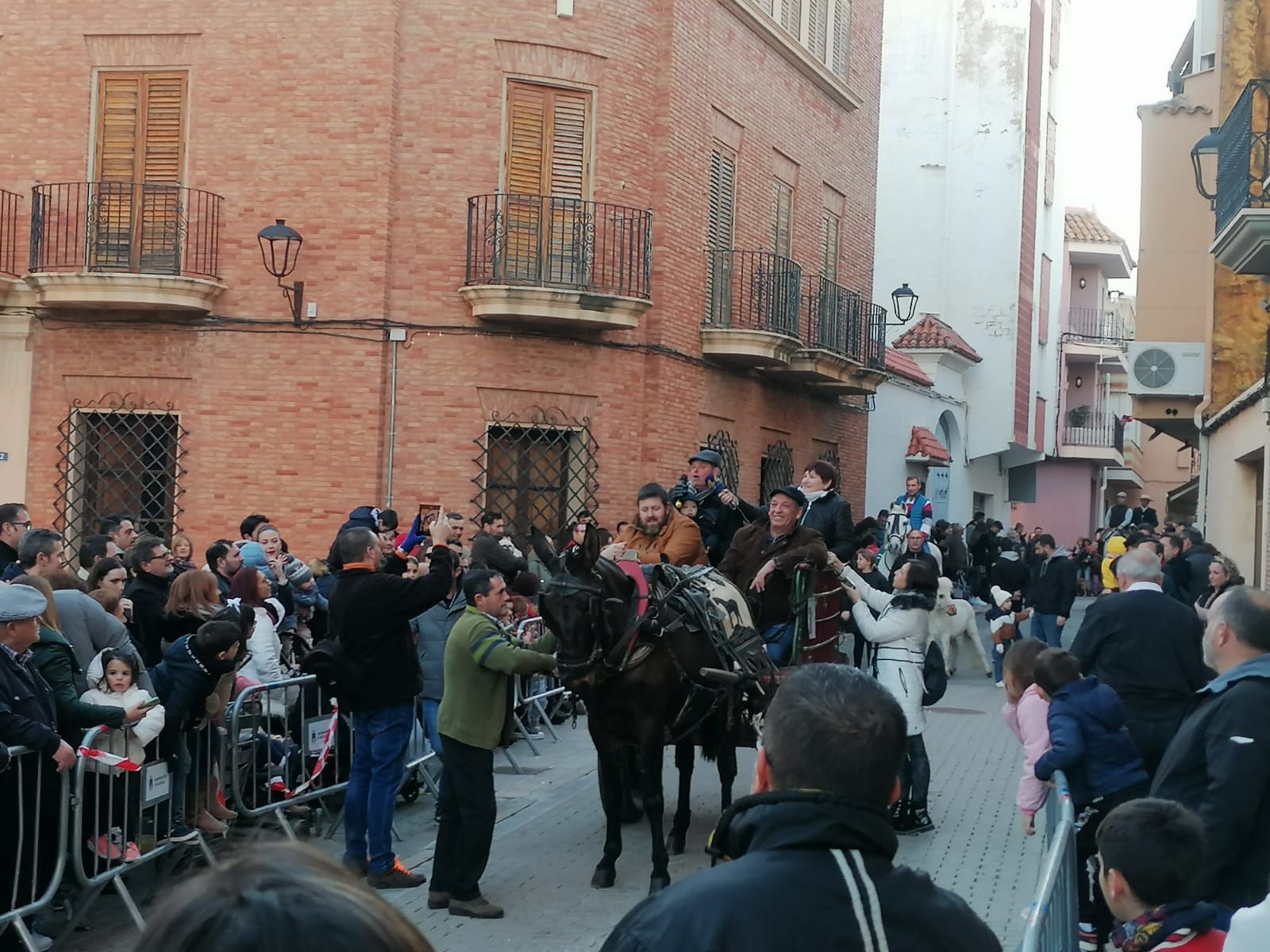 La Vall recupera su multitudinario pasacalle de Sant Antoni