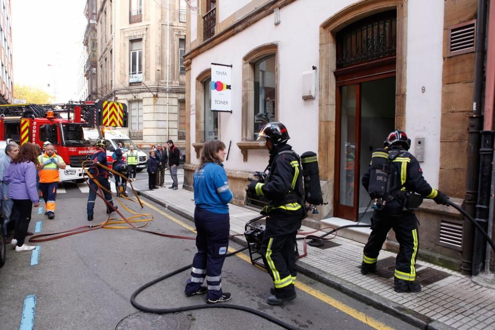 Intervención de los bomberos en la calle la Muralla, en Gijón