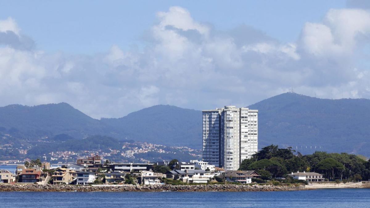 Vista de la isla de Toralla,con su torre de viviendas rodeada de casas y chalés.