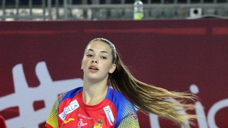 La petrerense Paula Arcos con la camiseta de España.