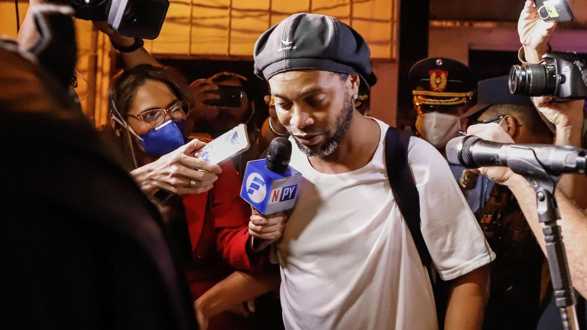 Ronaldinho se sincera en un documental de Netflix sobre los secretos de su vida: el Barça, las fiestas y la cárcel en Paraguay