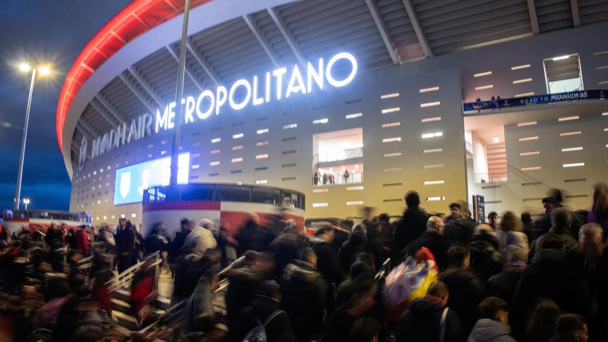 Ambiente previo al derbi de vuelta entre Atlético de Madrid y Real Madrid en octavos de final de la Champions League, en el Riyadh Air Metropolitano.