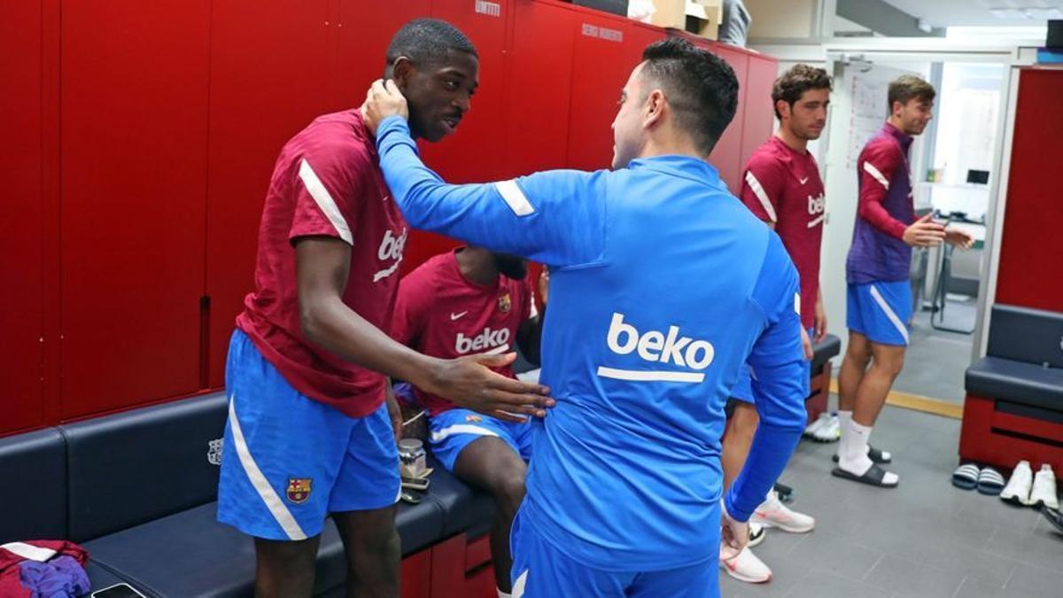 Xavi saluda a Dembélé en el vestuario de Sant Joan Despí en la primera jornada del entrenador en el Barça.