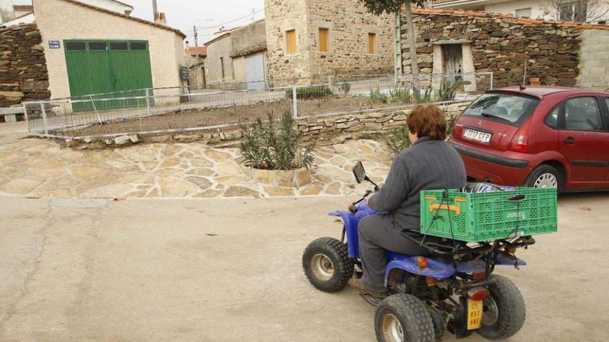 Una persona circula por las proximidades del nuevo jardín construido en Pinilla de Fermoselle.