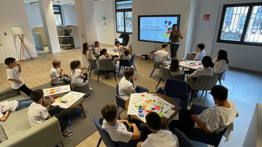 CaixaBank i la MWCapital organitzen un taller amb infants de Figueres per fomentar l&#039;ús responsable de la tecnologia