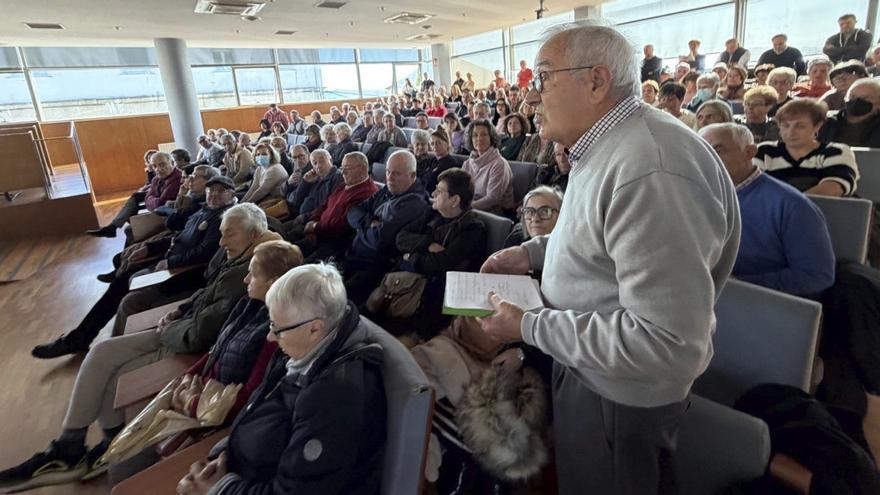 Euloxio López, uno de los vecinos implicados, interviniendo ayer en la reunión celebrada en el consistorio de Cangas. | |