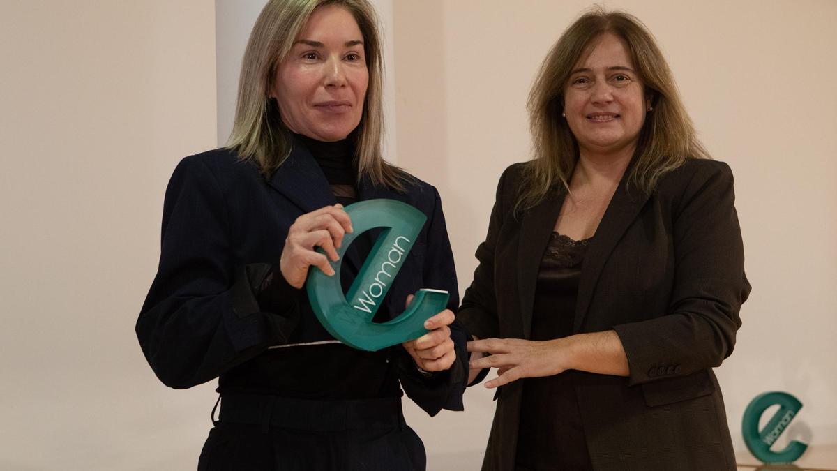 Verónica Oliveira recoge el galardón eWoman para su madre  de manos de Elisa Barrio, representante de CaixaBank.