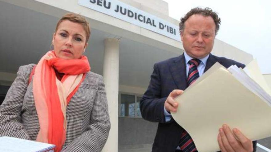 Magdalena Durá, junto a su abogado, ayer a la salida de los juzgados de Ibi.