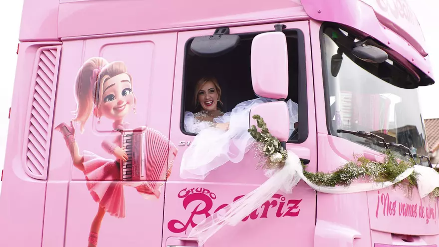 Con su "Bala rosa", un vestido de transparencias y una actuación sorpresa: así fue la boda, al estilo "Barbie", de la cantante canguesa Beatriz (Grupo Beatriz)