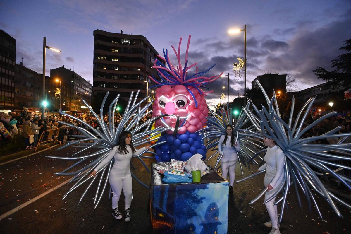 Los Reyes Magos recorren las calles de Vigo