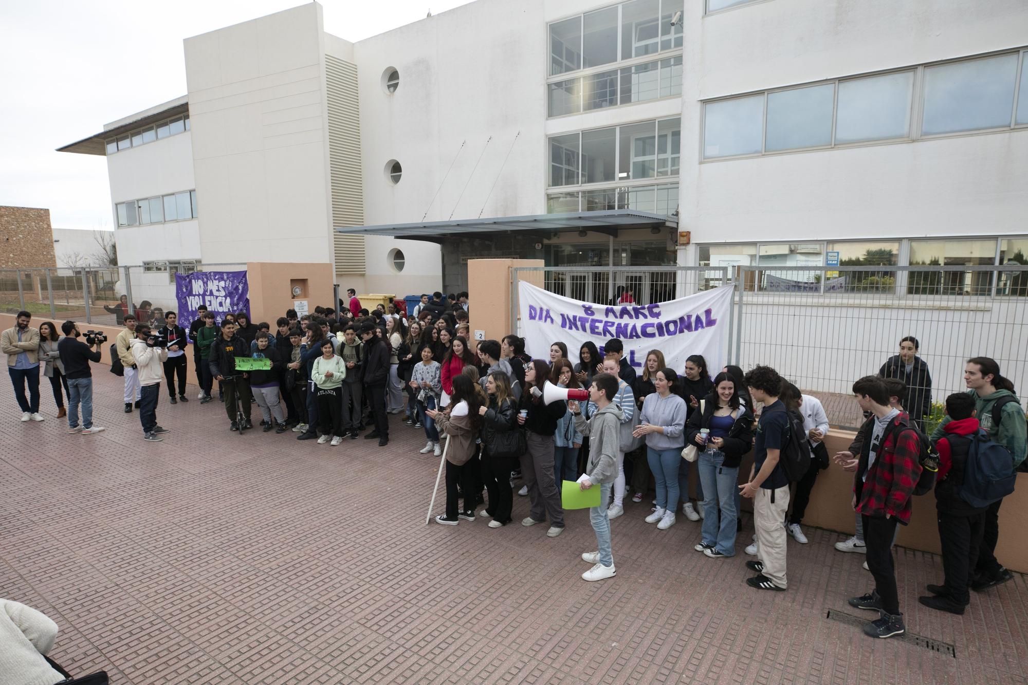 Alumnos y familias del instituto Xarc de Ibiza claman contra Educación por el mal estado del centro