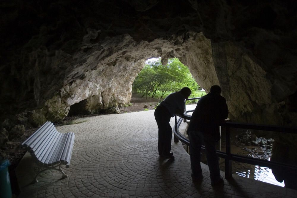 Entrada a la cueva de Tito Bustillo