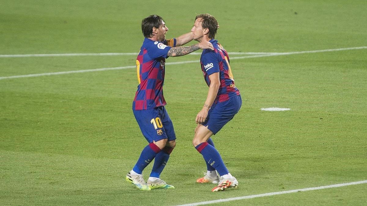 Messi y Rakitic se abrazan tras el gol del centrocampista croata que significó la victoria.