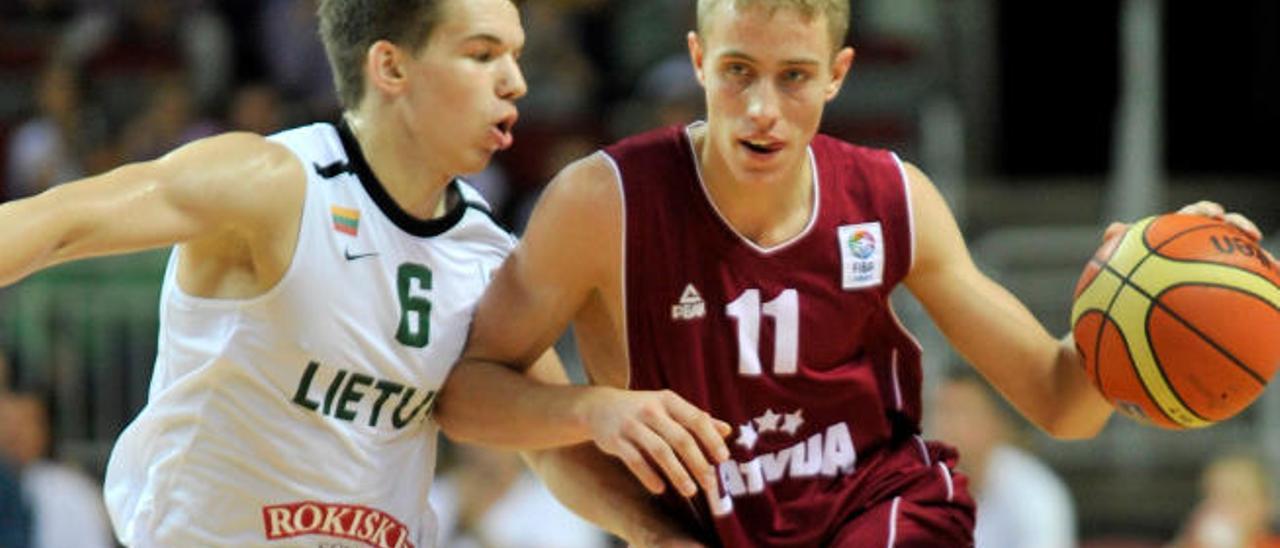 Kristaps Gluditis bota el balón en un torneo FIBA con su selección.