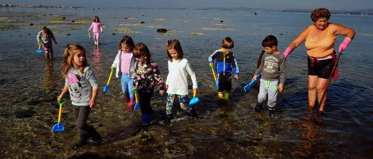 Aunque la marea bajó mucho hacían falta botas de agua. // Iñaki Abella