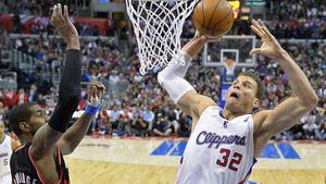 Blake Griffin entra a canasta.