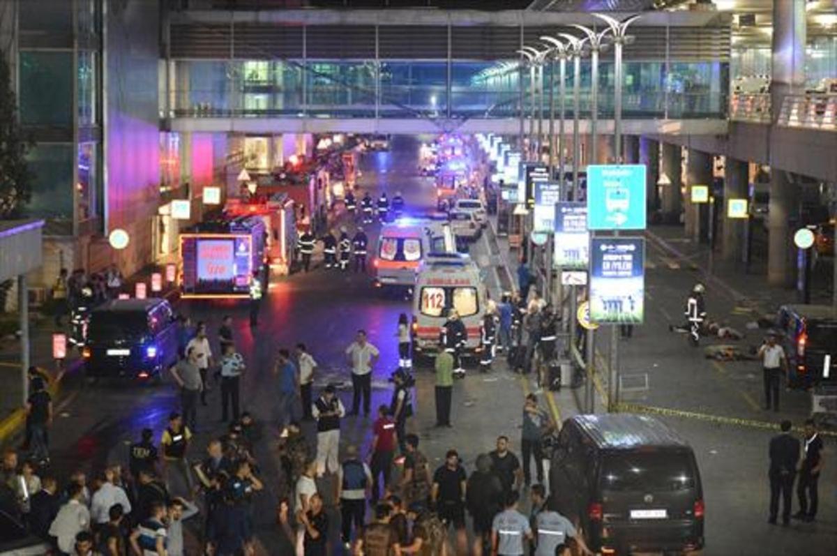 Víctimas, policías y personal sanitario, en el exterior del aeropuerto Atatürk de Estambul.