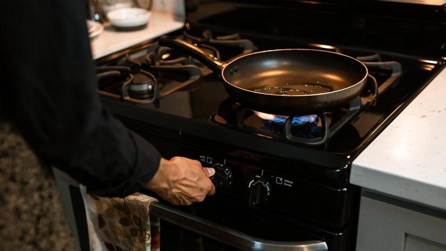 Aluminio en las sartenes, el truco para dejarlas como nuevas que se ha vuelto viral