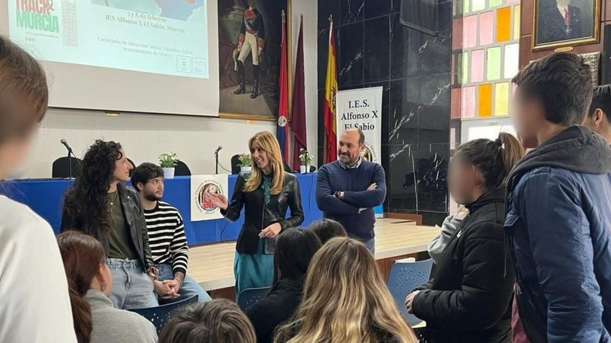 La concejala de Bienestar Social, Familia y Salud, Pilar Torres, inauguró las charlas sobre salud sexual  en el IES Alfonso X El Sabio en febrero.