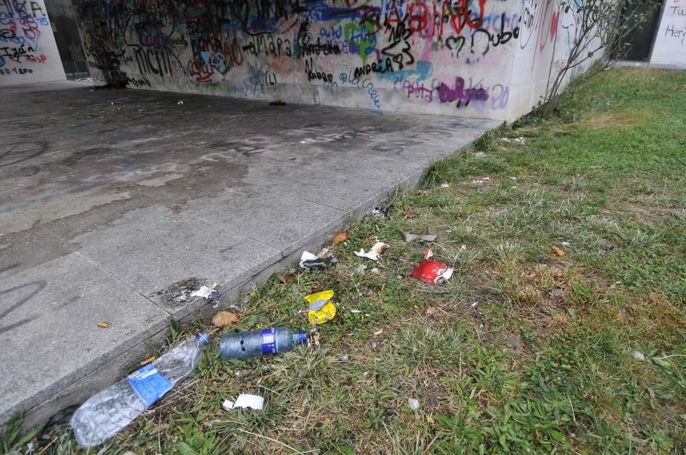 Restos de botellón y pintadas en el centro de salud de Mieres Sur