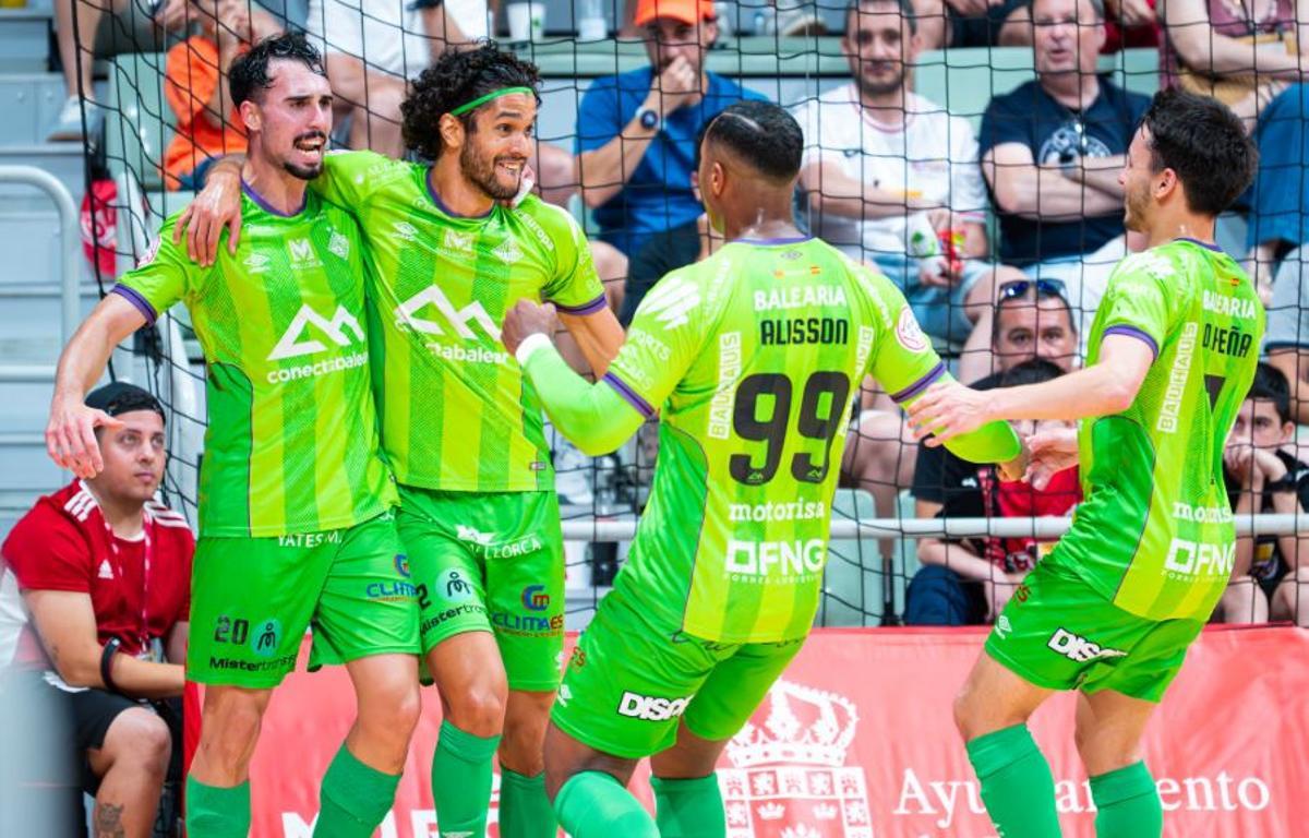 Deivao celebra el gol con sus compañeros.