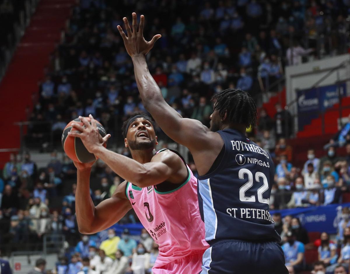 Davies controla el balón ante Poythress, en un partido de la serie ante el Zenit