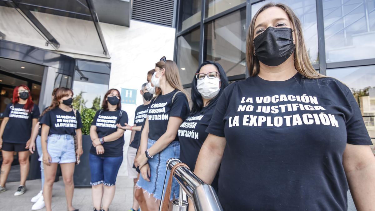 Trabajadoras de Feafes se concentran en el hotel donde los socios mantuvieron una reunión este martes.