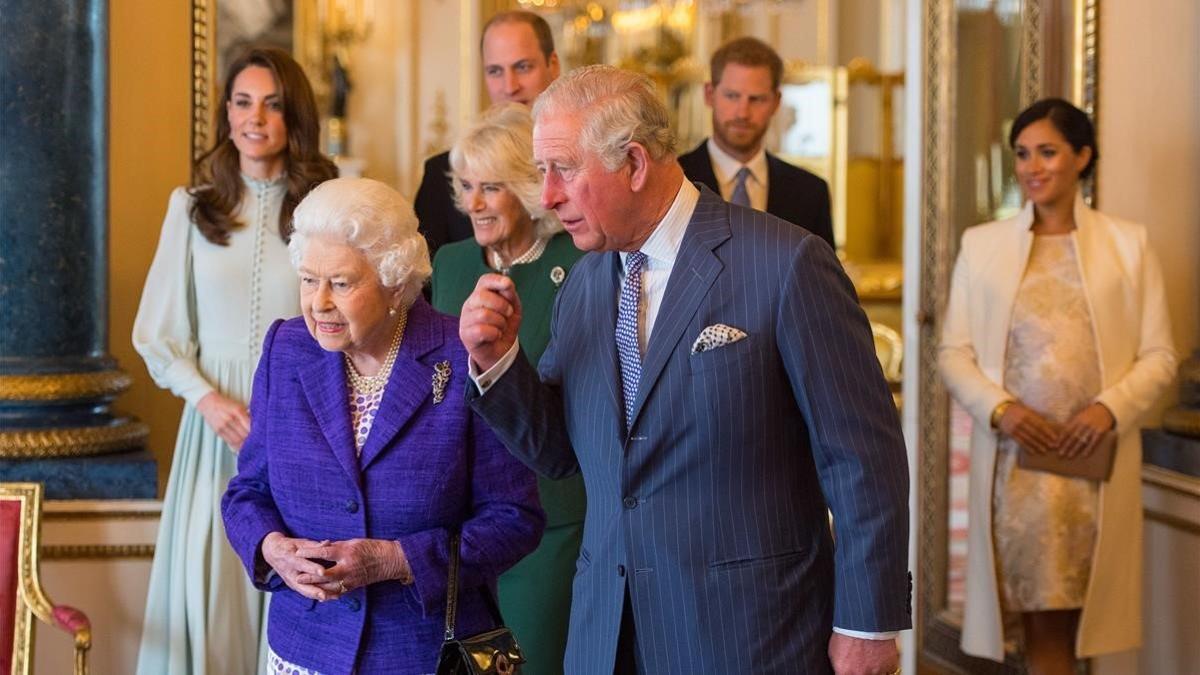 La reina Isabel y el príncipe Carlos, en la celebración del 50º aniversario de la investidura del segundo como príncipe de Gales.