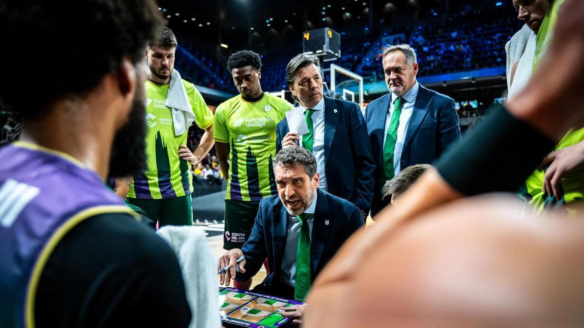 Ibon Navarro se dirige a sus jugadores en el ALBA Berlín-Unicaja.